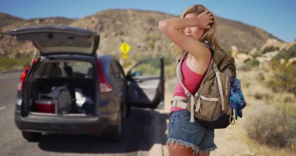 Jovem Mulher Atraente Depara Com Veículo Abandonado Deserto — Vídeo de Stock