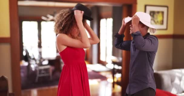 Junge Schwarze Männer Und Frauen Spielen Ihrem Wohnzimmer Mit Hüten — Stockvideo