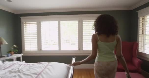 Femme Africaine Marchant Dans Chambre Reposant Sur Lit — Video