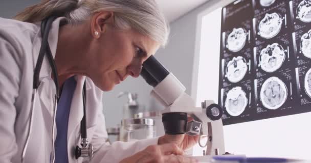 Mellersta Åldern Neurolog Kvinnliga Forskar Med Mikroskop — Stockvideo