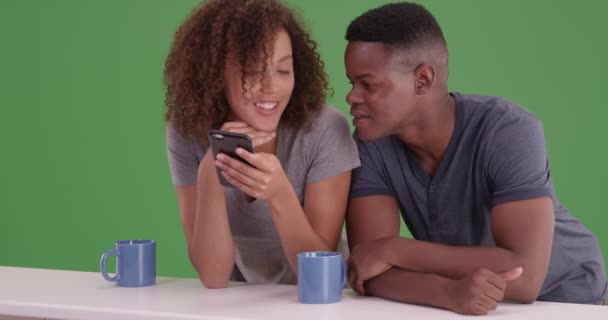 Afrikalı Amerikalı Çift Akıllı Telefonlarını Yeşil Ekranda Kullanıyor Anahtar Birleşik — Stok video