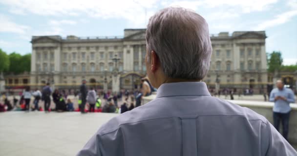 Een Oudere Blanke Man Kijkt Zich Heen Terwijl Hij Buckingham — Stockvideo