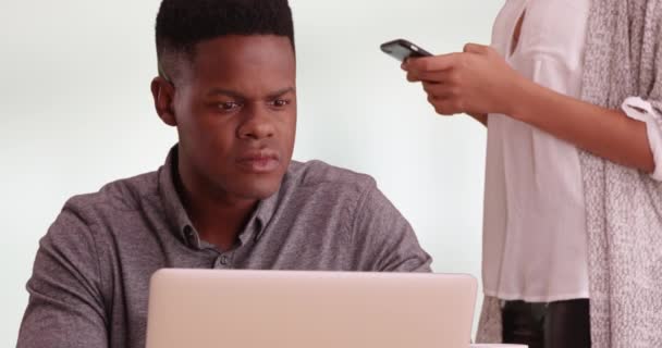 Młodzi Afroamerykanie Komunikują Się Podczas Pracy Nad Komputerem Smsami Dwoje — Wideo stockowe