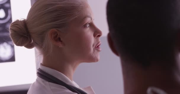 Vrouwelijke Arts Beoordeelt Röntgenfoto Met Mannelijke Patiënt — Stockvideo