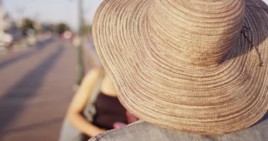 Kadınların arka görünüşü. Yumuşak güneş şapkası.