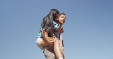 Meksikalı yürüyüşçü kız arkadaşını taşıyor.