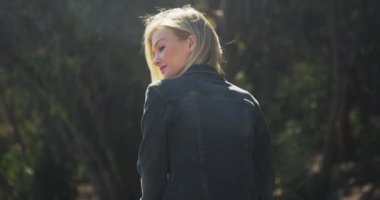 Çekici beyaz kız omzunu çeviriyor.