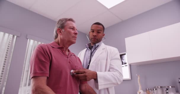 Ung Manlig Läkare Som Använder Stetoskop Äldre Patienter — Stockvideo