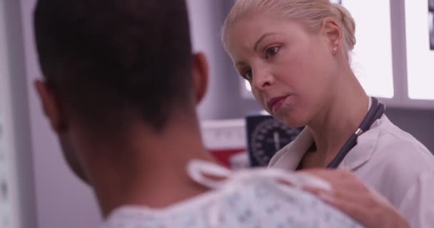 医者は黒人患者に耳を傾け 慰めを与える — ストック動画