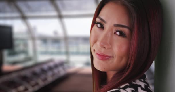 Крупным Планом Счастливая Азиатка Внутри Аэропорта Улыбается Камеру Портрет Красивой — стоковое видео