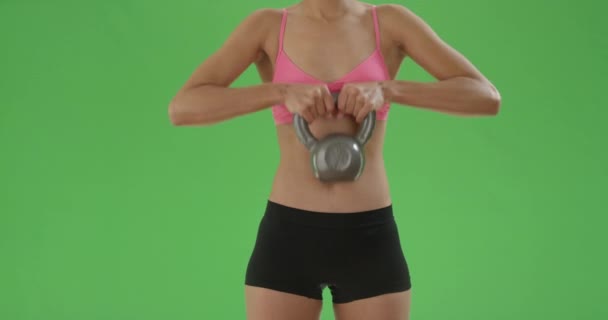 Genç Siyah Kız Yeşil Ekranda Çekirdek Egzersizleri Yapan Bir Çaydanlık — Stok video