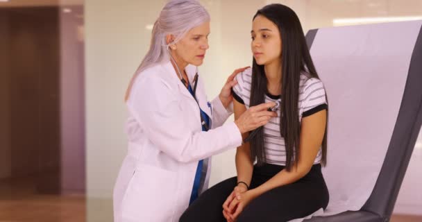 Uma Jovem Recebe Check Anual Profissional Médico Idoso Faz Check — Vídeo de Stock