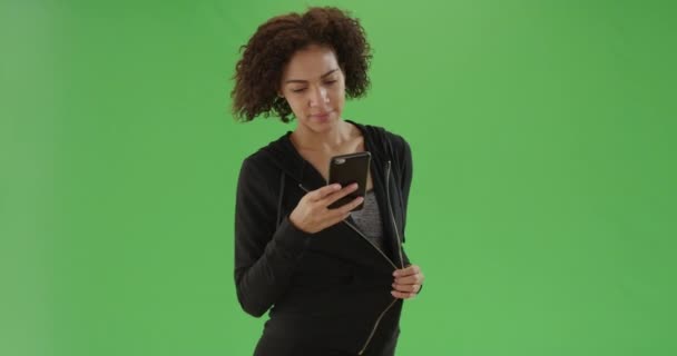 Молода Американка Афроамериканка Використовує Свій Смартфон Вітрі Спортивному Одязі Зеленому — стокове відео