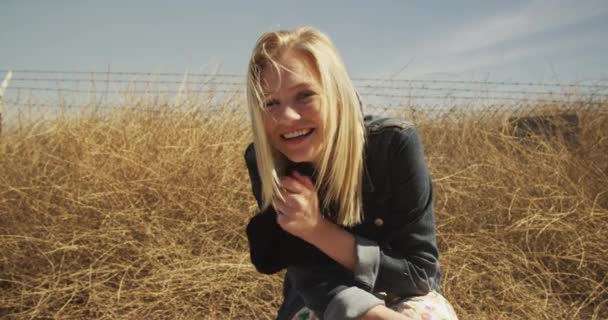Söpö Valkoihoinen Tyttö Hymyilee Luonnossa — kuvapankkivideo