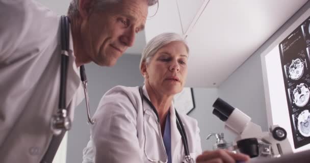 Δύο Ώριμοι Λευκοί Γιατροί Αναλύουν Ακτινογραφίες — Αρχείο Βίντεο