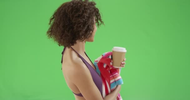 Genç Bin Yıllık Afro Amerikan Kadın Kahve Içiyor Plaj Havlusunu — Stok video