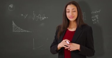 Bir İspanyol öğretmen sınıftan sorular alır. Latin bir öğretmen çocuklara ders veriyor. 4k