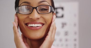 Mutlu siyah kadın gözlük takıyor