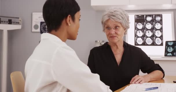 Radiologiste Féminine Noire Discutant Des Résultats Des Rayons Avec Une — Video