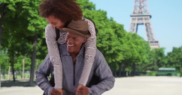 Afroamerikanerin Reitet Huckepack Der Nähe Des Eiffelturms Touristenpaar Lächelt Und — Stockvideo