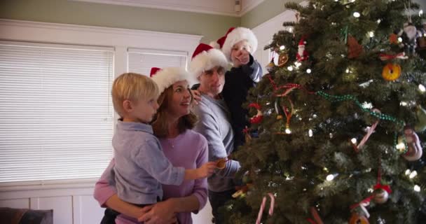 Gutbetagte Eltern Verbringen Weihnachten Mit Ihren Kindern — Stockvideo