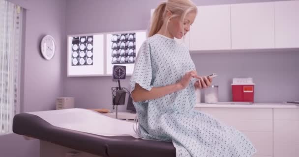 Mujer Paciente Mensajes Texto Sala Examen — Vídeo de stock