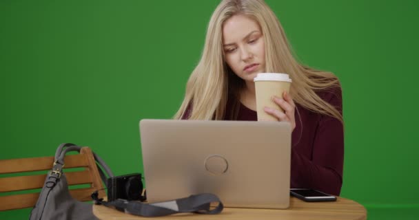 Okouzlující Žena Těší Kávu Při Surfování Internetu Notebooku Zařízení Zelené — Stock video