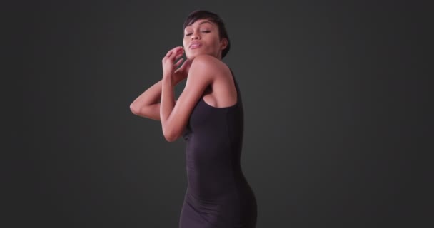 Sexy Frau Engem Schwarzen Kleid Tanzt Auf Grauem Hintergrund Afroamerikanerin — Stockvideo