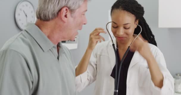 シニアの呼吸を聴いて黒い医者 — ストック動画