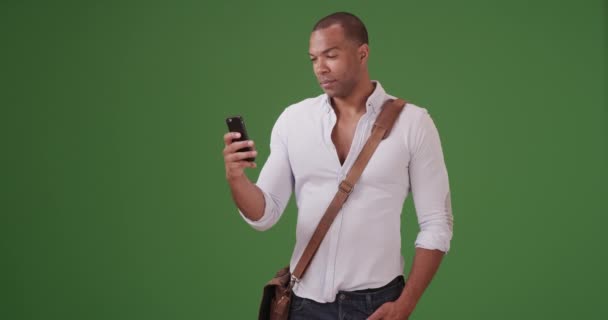 Jeune Homme Noir Enregistre Une Vidéo Sur Son Téléphone Portable — Video