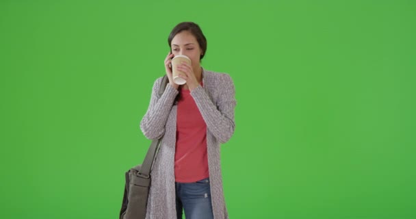 Uma Mulher Latina Fala Com Seus Amigos Telefone Tela Verde — Vídeo de Stock