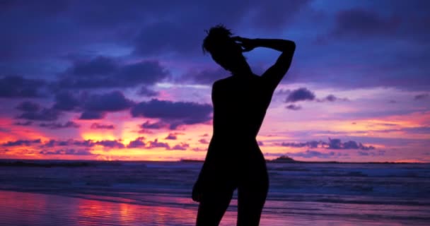 Silueta Única Mujer Sensual Pie Playa Del Atardecer Hawaii Mujer — Vídeos de Stock