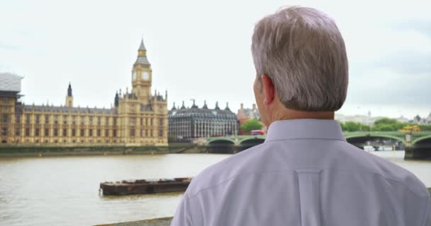 Старий Білий Чоловік Відпустці Лондоні Дивиться Біг Бена Здалеку Зрілий — стокове відео
