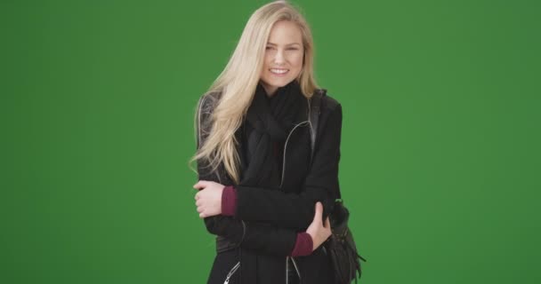 Junge Weiße Frau Lächelt Auf Grünem Bildschirm Die Kamera Auf — Stockvideo