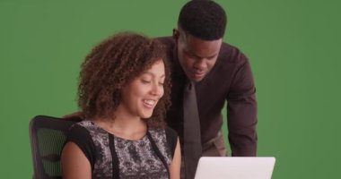 Yeşil ekranda çalışan iki siyah milenyum. Anahtar ya da birleşik olmak üzere yeşil ekranda.