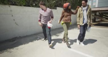 Bir grup arkadaş gülerek uzaklaşır.