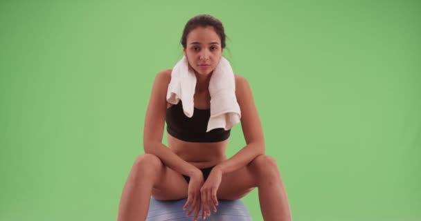 Millenario Ispanico Poggiato Una Palla Yoga Sullo Schermo Verde Sullo — Video Stock