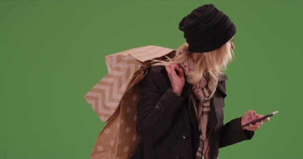 Симпатичная Женщина Ждет Аттракцион Пакетами Покупок Зеленом Экране Зеленом Экране — стоковое видео
