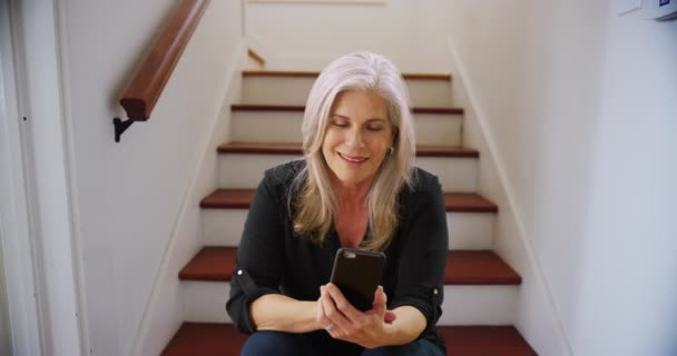 Υπέροχη Μεσήλικη Γυναίκα Που Διαβάζει Μηνύματα Συσκευή Κινητής Τηλεφωνίας Ηλικιωμένη — Αρχείο Βίντεο