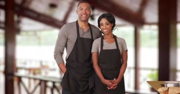 非裔美国男性和女性小企业主的肖像 已婚夫妇一起经营面包店 — 图库视频影像