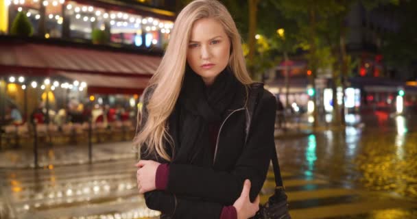 Ung Vit Kvinna Blond Stirrar Mystiskt Kameran När Står Trottoaren — Stockvideo