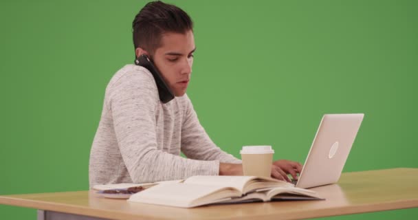 Millennial Latynoski Student Laptopem Komórką Zielonym Ekranie Zielonym Ekranie Klucza — Wideo stockowe