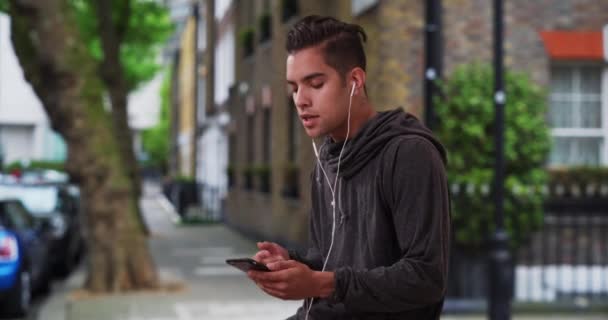Millennial Hispânico Cara Fazendo Uma Pausa Corrida Ouvir Música Jogador — Vídeo de Stock