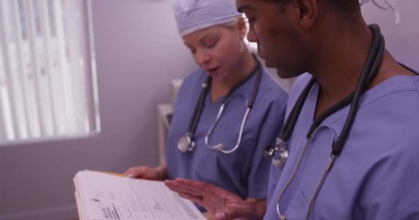 Doktorlar Büroda Evrakları Inceliyor — Stok video