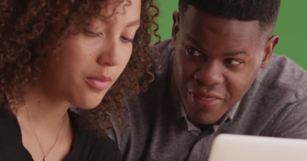 Ένας Νεαρός Μαύρος Συμβουλεύει Μια Αφροαμερικανή Ενώ Δουλεύει Στην Πράσινη — Αρχείο Βίντεο