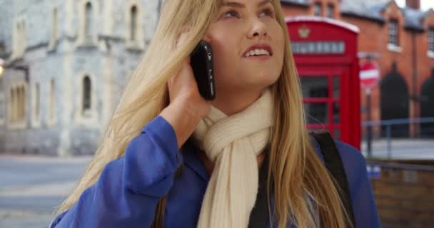 在英国温莎度假的漂亮的白人女性在智能手机上有一个愉快的对话 温莎的金发女人通过电话从家里收到有趣的消息 — 图库视频影像