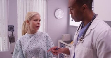 Hasta tıbbi sorular soran siyah doktor.