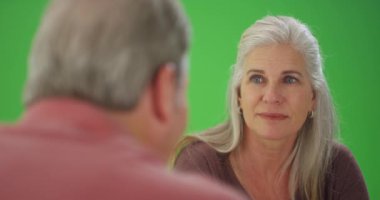 Sevimli olgun beyaz kadın bir erkek arkadaşıyla konuşuyor