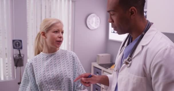 Чорний Лікар Задає Пацієнту Медичні Питання — стокове відео
