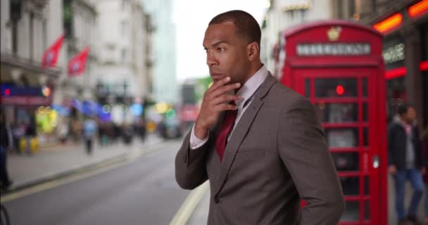 Hombre Negro Contemplativo Traje Negocios Observando Paisaje Ciudad Londres Joven — Vídeo de stock